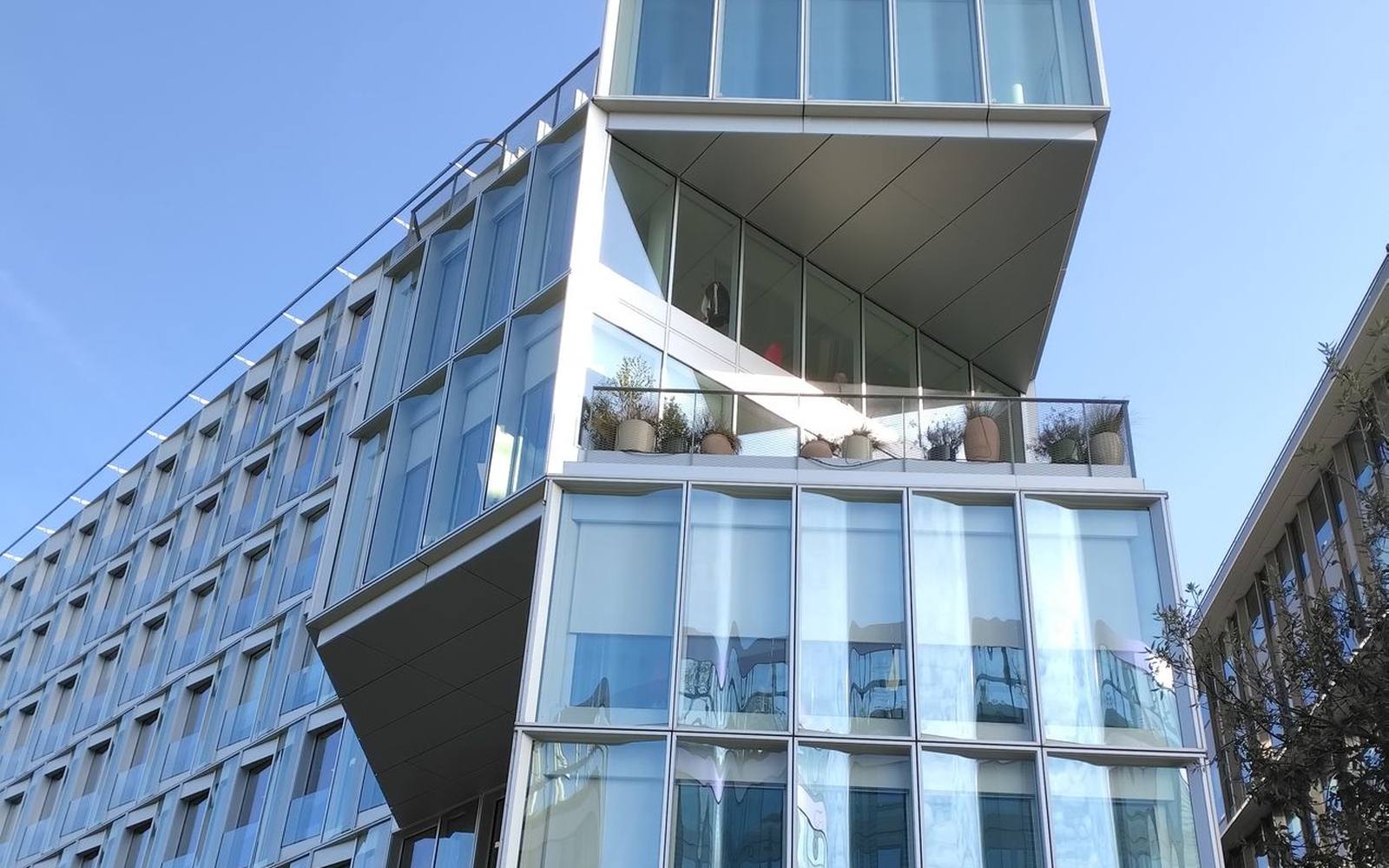 Immeuble de bureaux à Saint-Ouen, façade vitrée en porte-à-faux, opération suivie en coordination SPS
