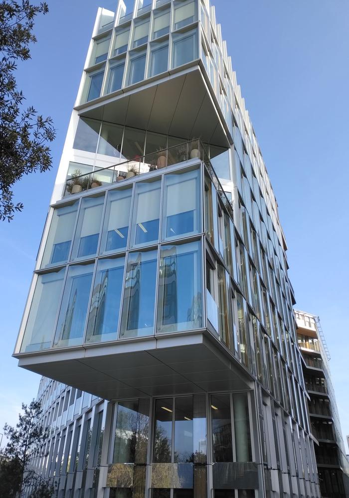Porte-à-faux vitrés de l’immeuble Nexity